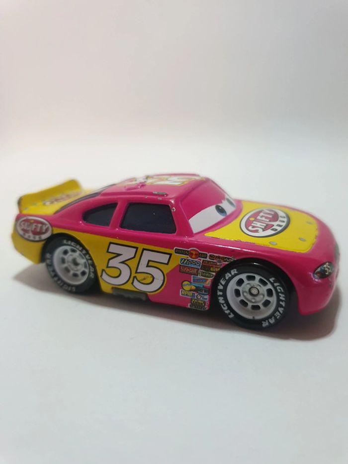 Mattel Voiture Cars Disney/Pixar Kevin racingtire Shifty Drug n°35 Rose/Jaune - 1/55 - photo numéro 3