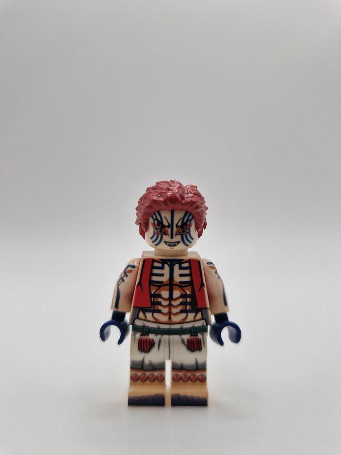 Figurine type lego Akaza Démon Slayer