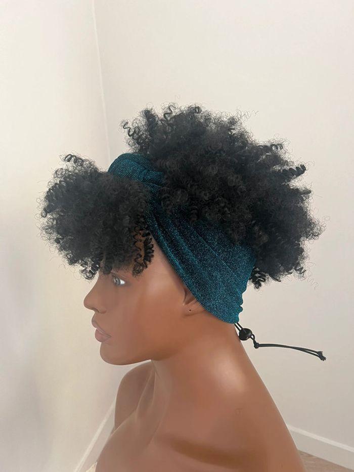 Perruque bandeau afro bouclée noire - photo numéro 3