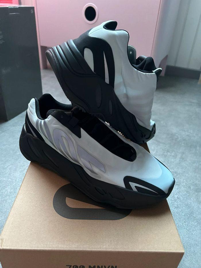 Yeezy 700 MNVN Bleu Thint 45,5 - photo numéro 1