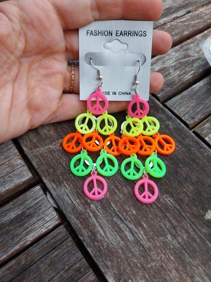 Boucle d'oreille peace and love multicolore