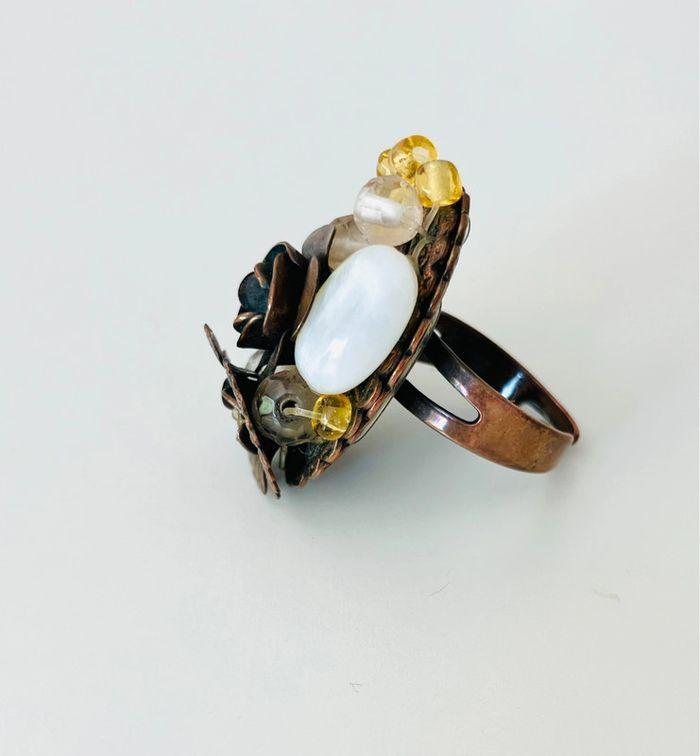 Bague ajustable style baroque avec fleurs, pierres et perles - photo numéro 4