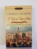 A Tale of two cities Charles Dickens livre en anglais