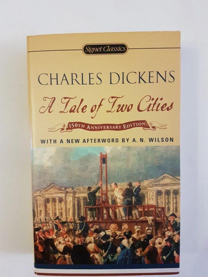 A Tale of two cities Charles Dickens livre en anglais - photo numéro 1