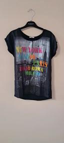 T-shirt noir et multicolore