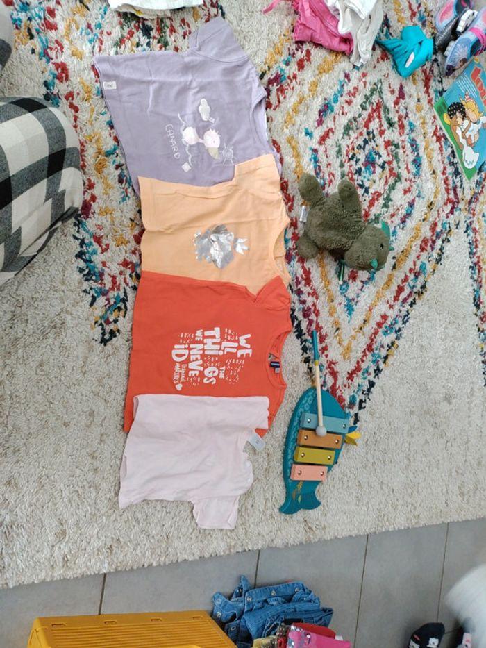 Lot t-shirts bébé fille 6/12mois, porté en même temps que du 9mois par ma fille - photo numéro 1