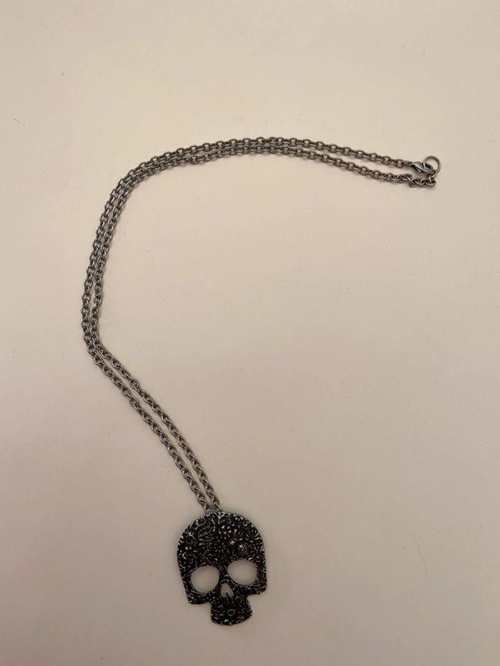 Collier avec pendentif tête de mort - photo numéro 1