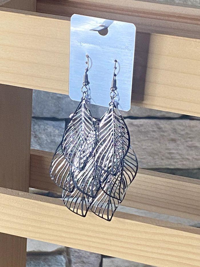 Boucles d’oreilles pendantes feuilles argentées - photo numéro 1