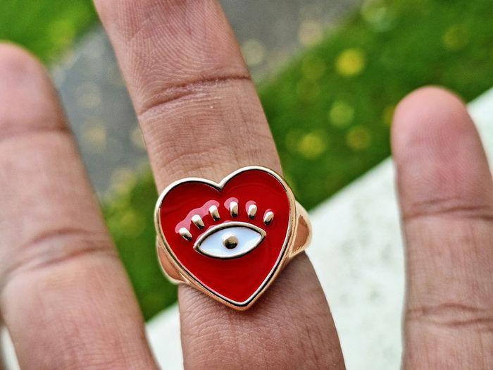 Bague chevalière créatrice dorée en forme de cœur Rouge laqué, orné d'un motif œil - photo numéro 5