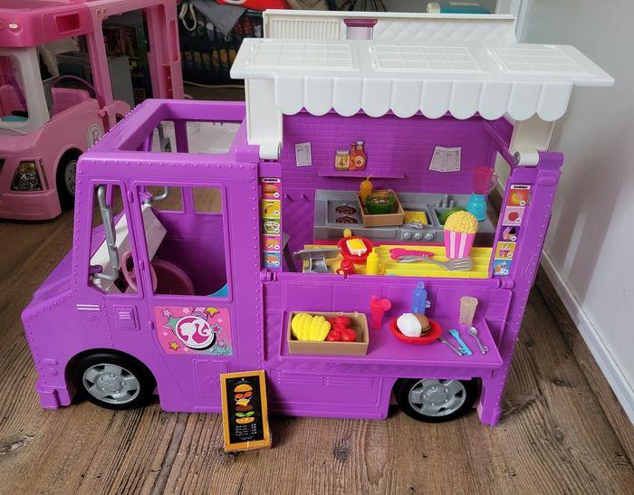 Food truck barbie En très bon état 
Vendu comme sur les photos 
Peu jouer avec - photo numéro 1