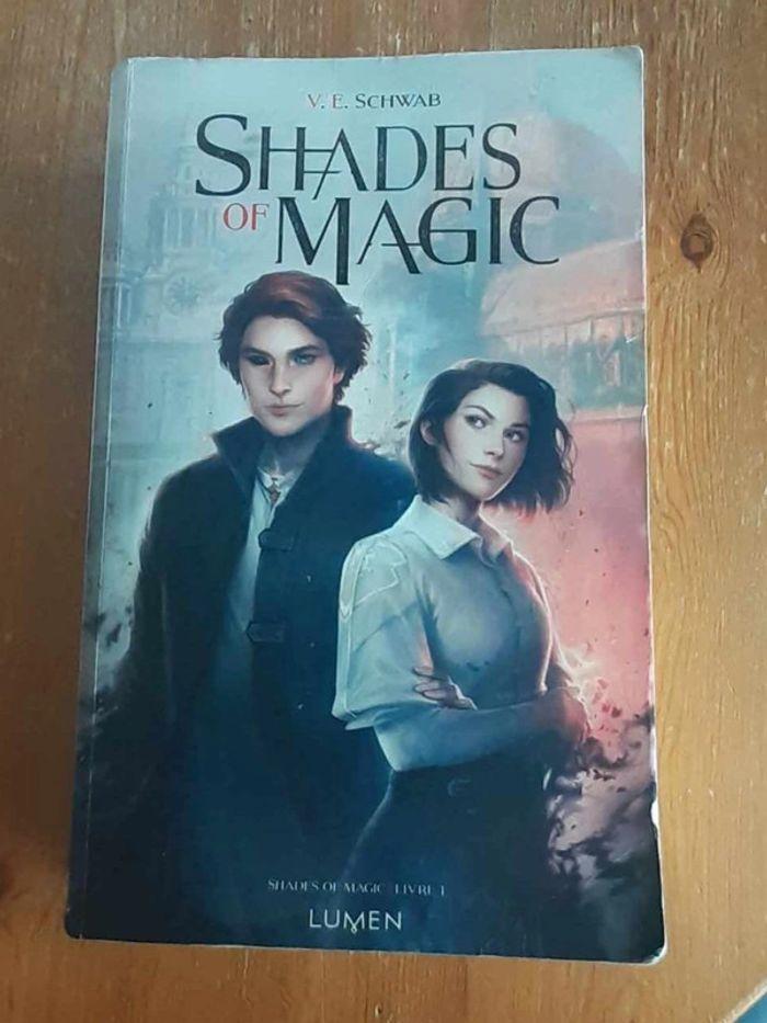 Livre shades of magic - photo numéro 3