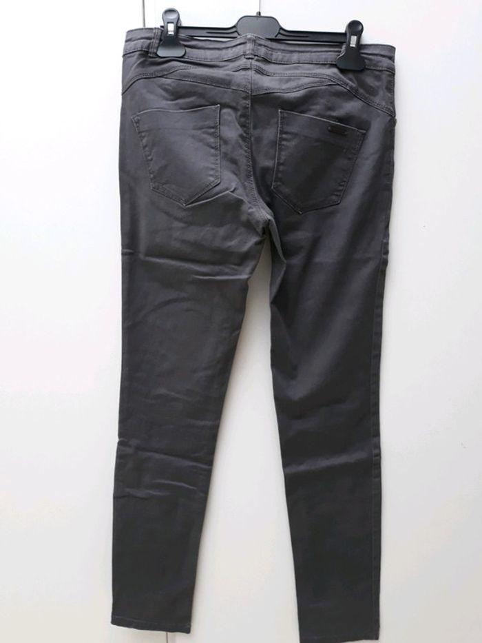 Pantalon gris - photo numéro 3