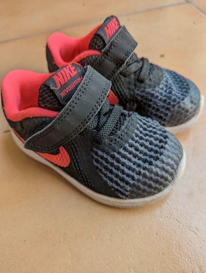 Baskets Nike bébé rose et noir - photo numéro 1