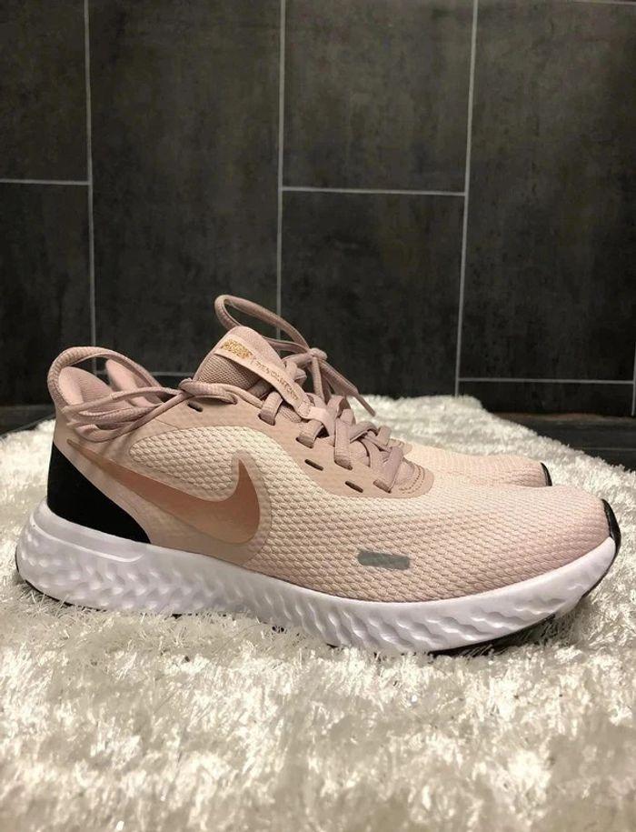 Baskets Nike révolution Taille 36,5 - photo numéro 1