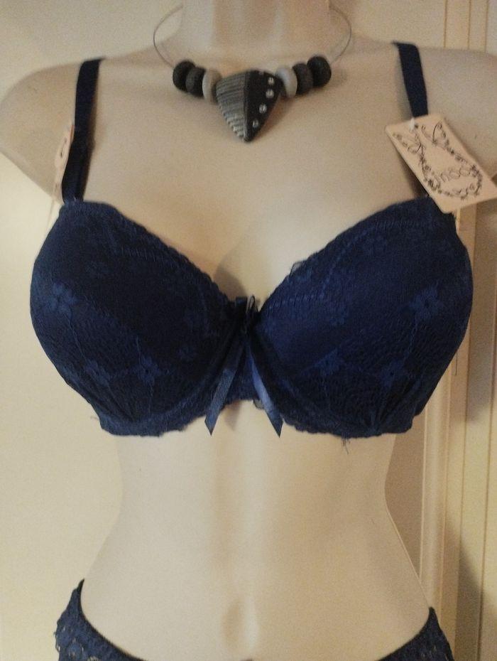 Ensemble de lingerie neuf avec armatures, push UP, et string taille 95C et L pour le string - photo numéro 2