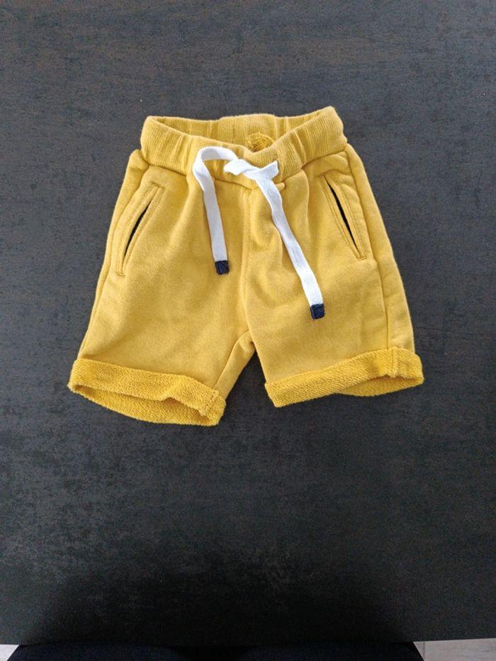 Short jaune - photo numéro 1