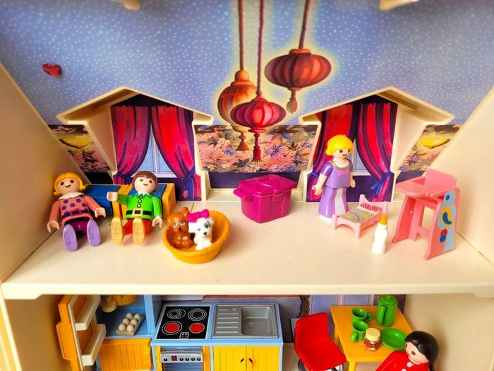 Maison Playmobil avec meubles et personnages - photo numéro 7