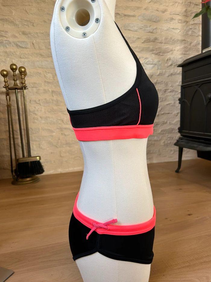 Maillot de bain coupe sportive brassière culotte noir et rose fluo - photo numéro 2