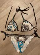 Superbe bikini à motifs bleu marron et blanc