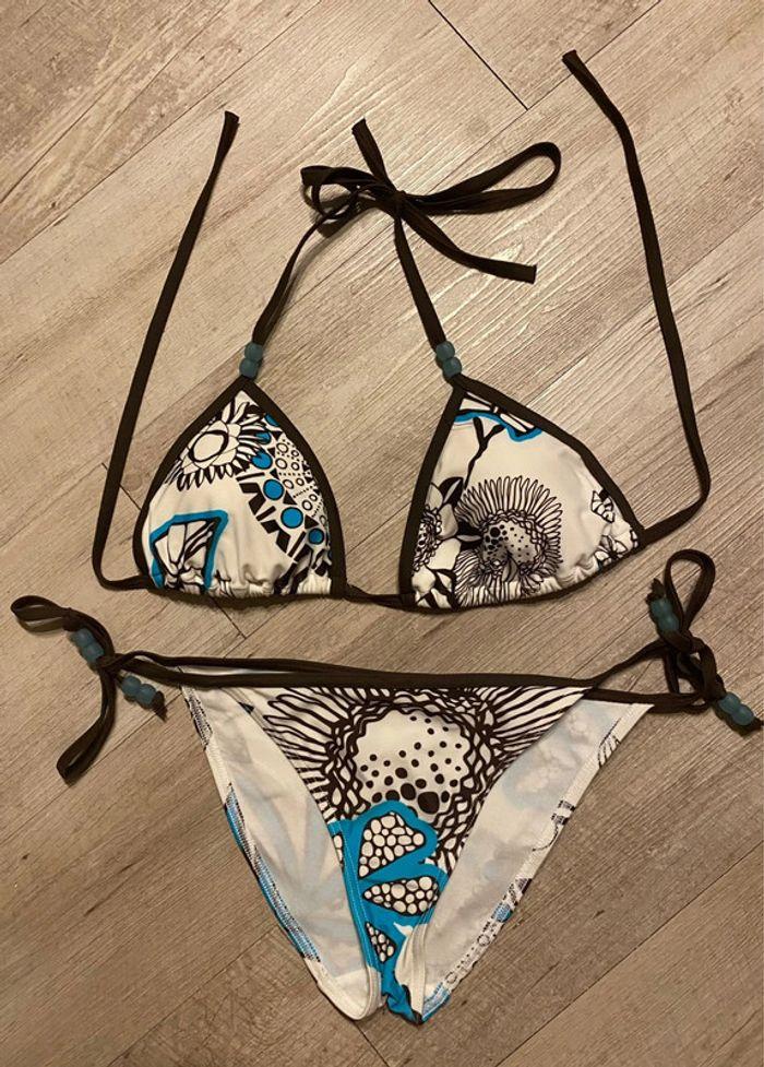 Superbe bikini à motifs bleu marron et blanc - photo numéro 1