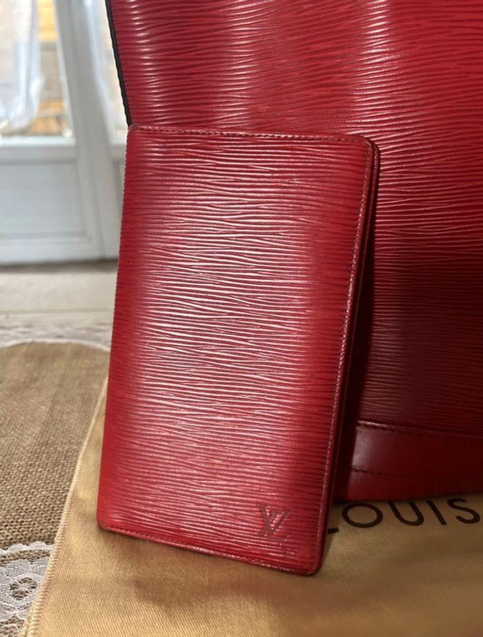 Sac rouge Louis Vuitton et porte feuille - photo numéro 2