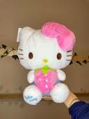 Peluche Hello Kitty avec la fraise