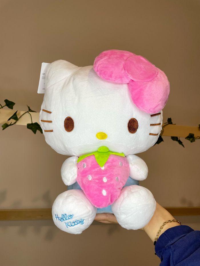 Peluche Hello Kitty avec la fraise - photo numéro 1