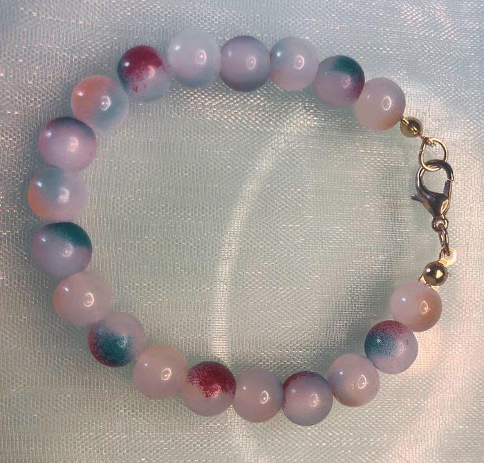 Bracelet avec perles en verre 8mm – Rose Bleu Rouge - photo numéro 1