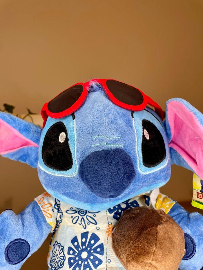 Peluche Disney Stitch en tenue de vacances - photo numéro 2