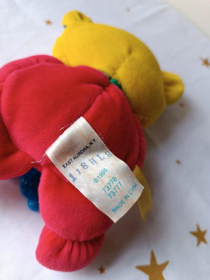 1998 Fisher Price doudou peluche plush ours ourson chat cat multicolore rouge bleu jaune anneau - photo numéro 11