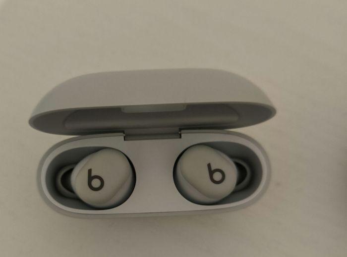 Pour Noël . A Saisir Écouteurs Beats Solo Buds Gris . Neufs .  Prix réel 90 eur . - photo numéro 3