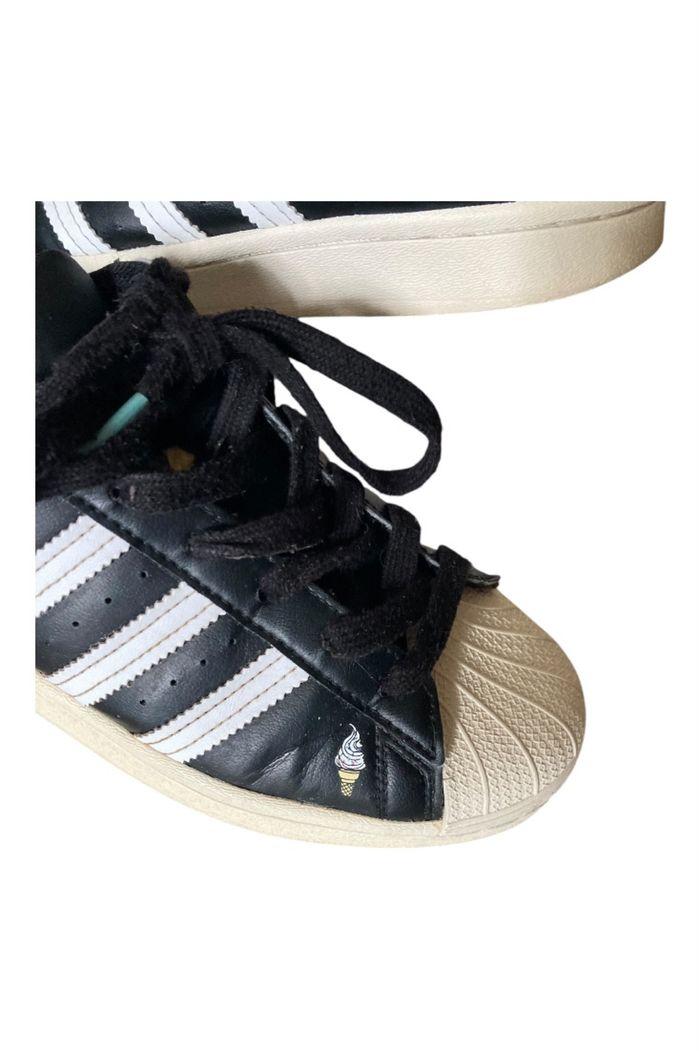 Basket Adidas superstar noire édition limitée pointure 38,5 bon état - photo numéro 3