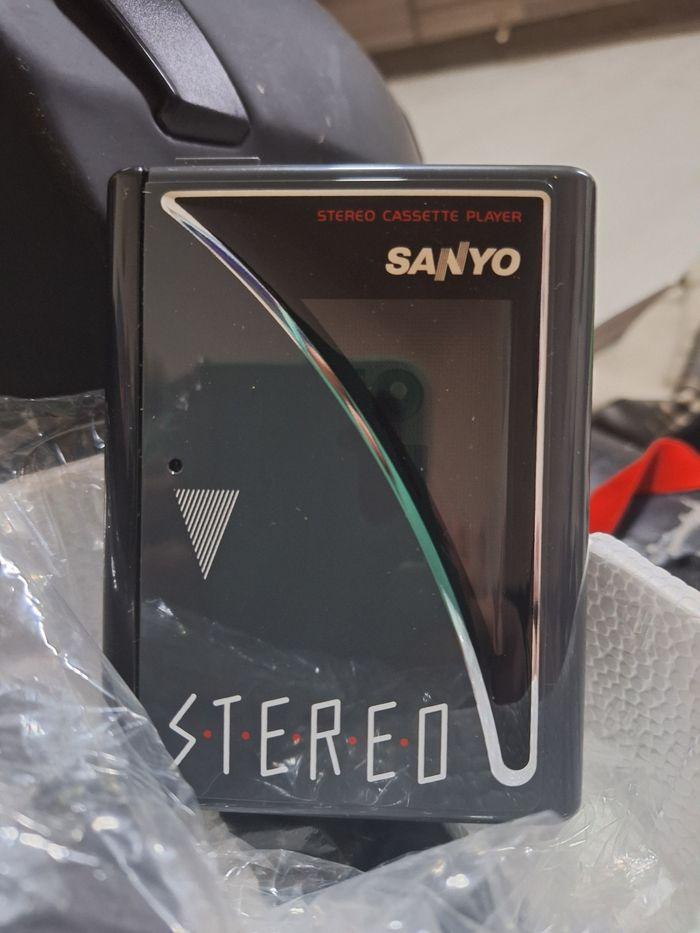 Walkman Sanyo neuf en boite des années 90 - photo numéro 1