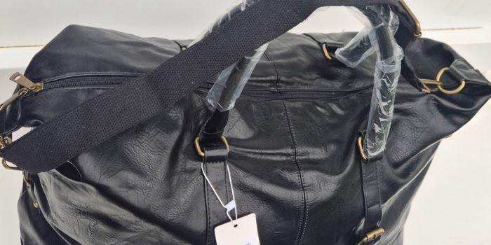 Neuf avec ticket,  grand sac de voyage en cuir pu lisse très bonne qualité moderne - photo numéro 6