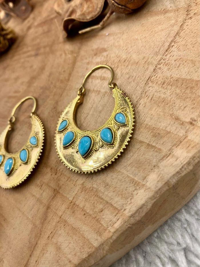 Boucles d’oreilles créoles en laiton Indien avec imitation pierres de Turquoise - photo numéro 2