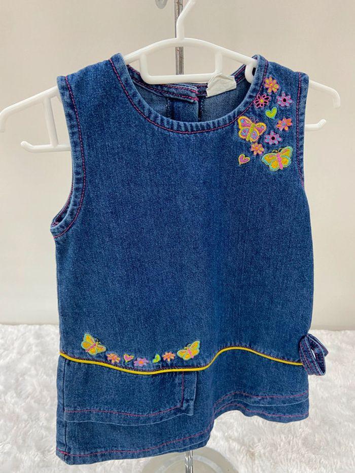 Robe en jeans avec broderie 18 mois. Tres bon etat - photo numéro 2