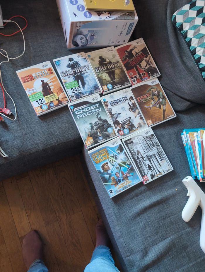 9 jeux Wii u combats/zombie etc + 2 manettes armes - photo numéro 2