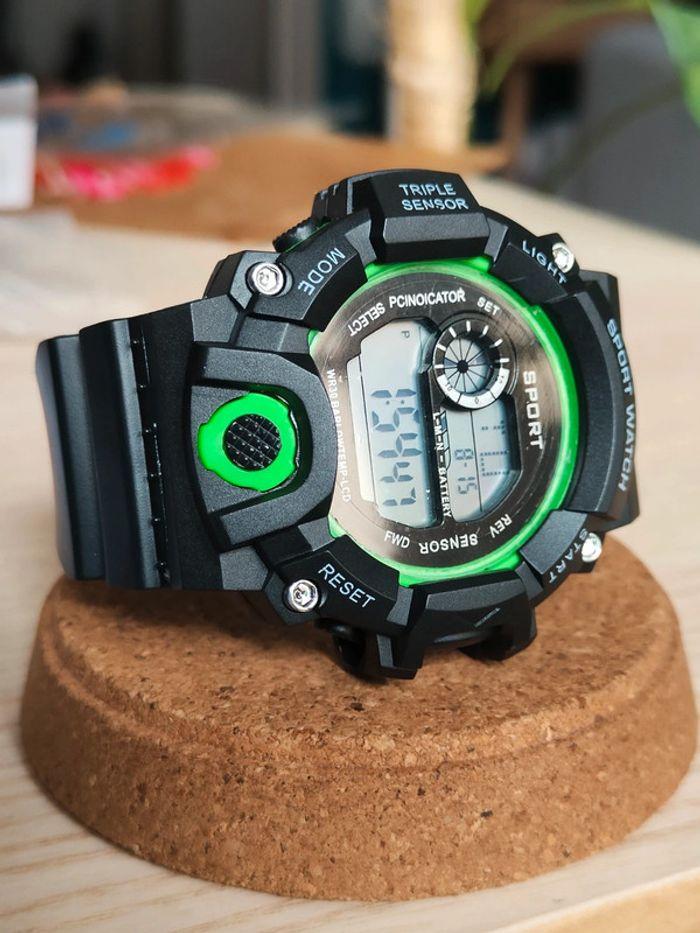 Montre sport multifonctions noire et verte - photo numéro 1