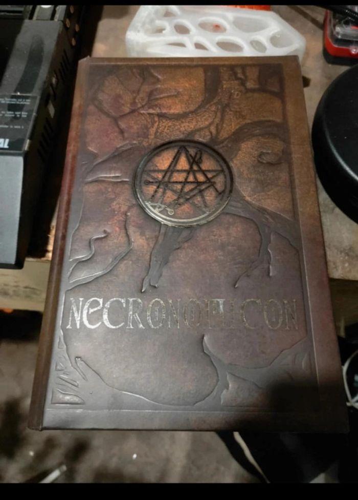 Livre neocronomicon - photo numéro 1