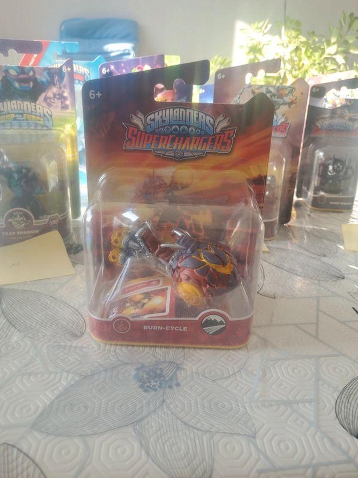 Figurine skylanders neuve "burn-cycle" - photo numéro 1