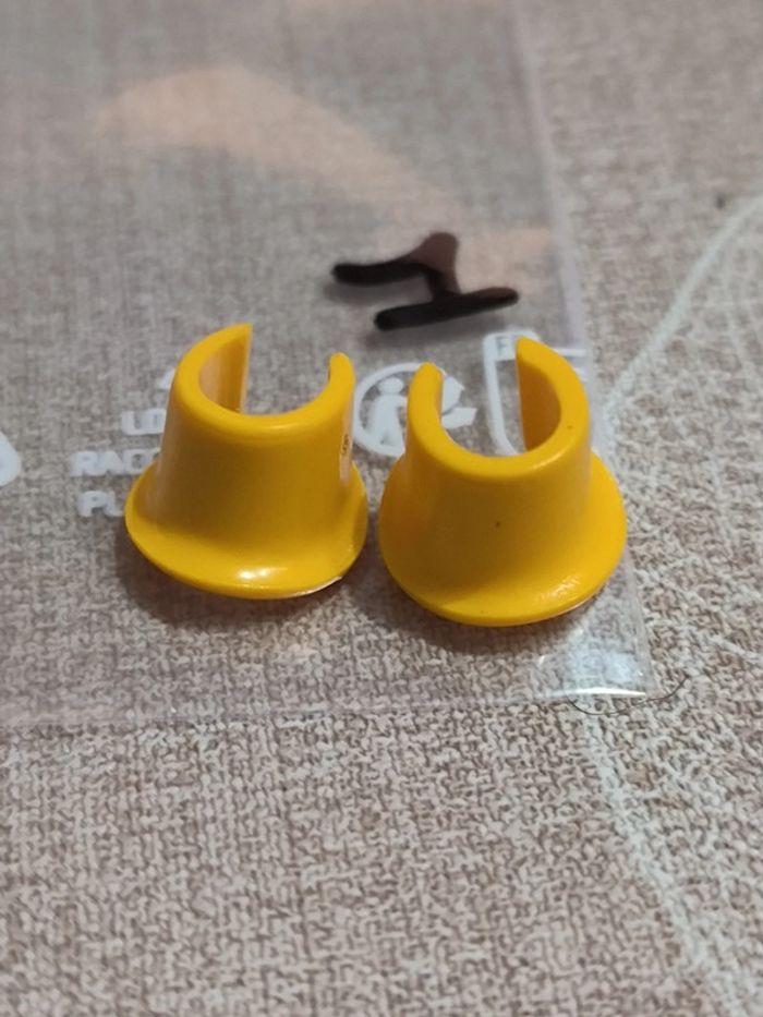 Playmobil 0.50cts  vintage 2 guêtres jambières jaunes