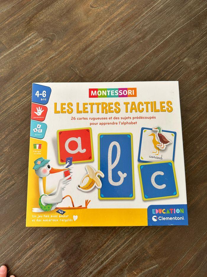 Les lettres tactiles montessori - photo numéro 1