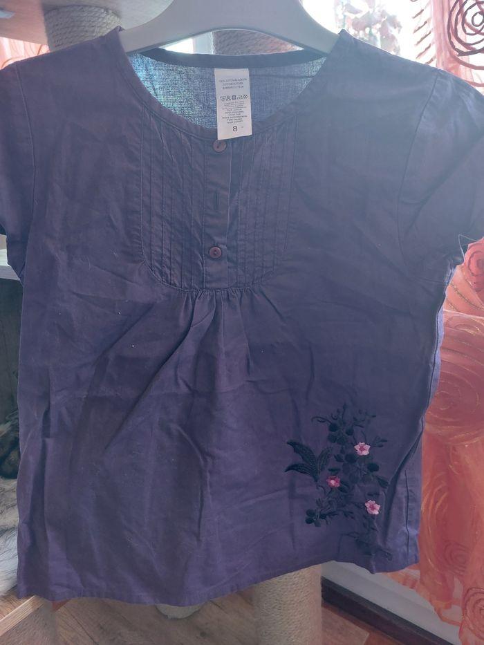 Blouse violette avec broderie en bas. T 8 ans. Bon état