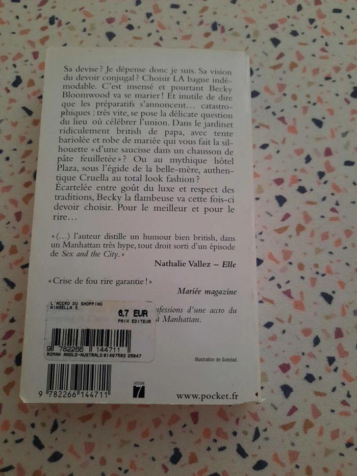 Livre: L'accro du shopping dit oui de Sophie Kinsella - photo numéro 2