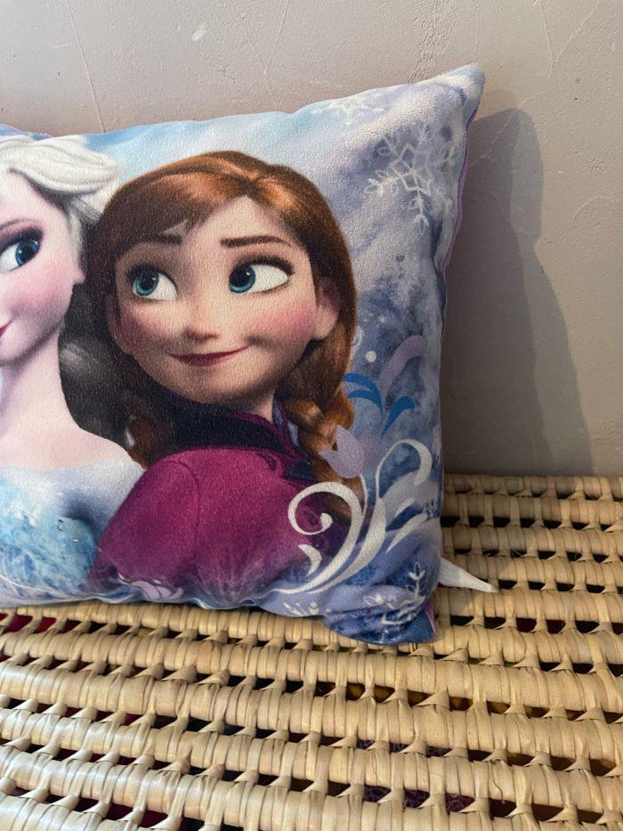 Coussin la reine des neige violet - photo numéro 2