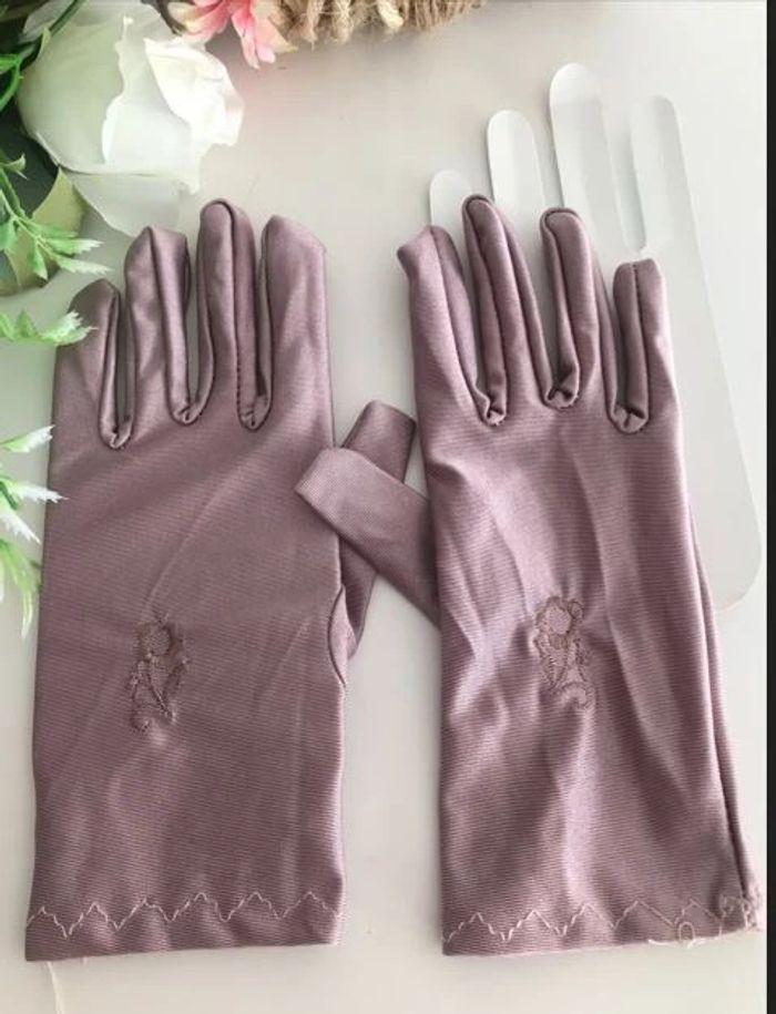 Paire de gants tactiles petite fleur brodée vieux rose🌸 - photo numéro 3