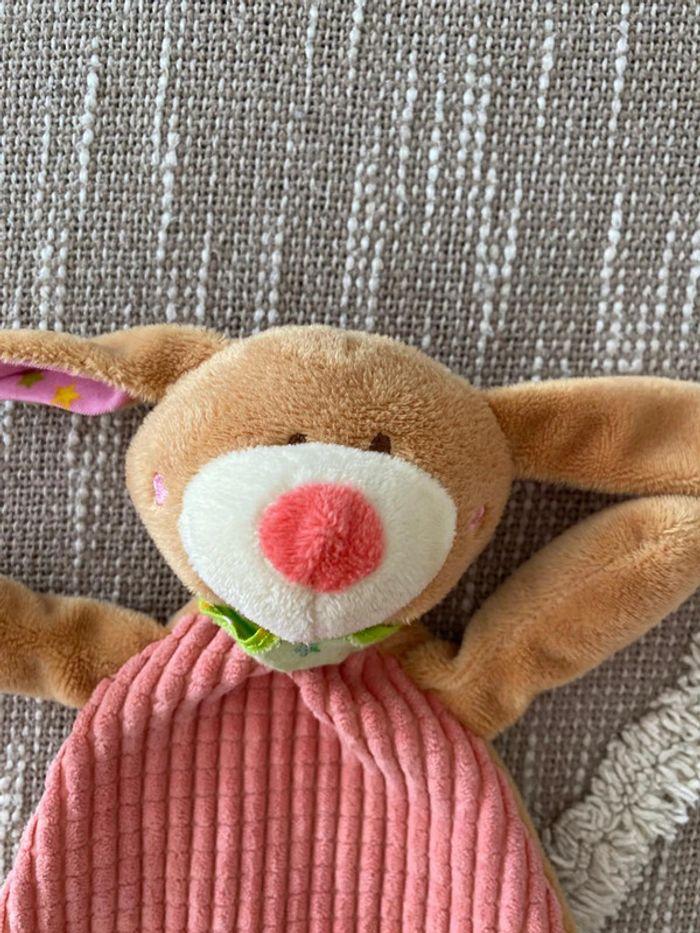 Peluche doudou plat 28cm tendertoys chien rose saumon côtelé marron et vert très bon état - photo numéro 3