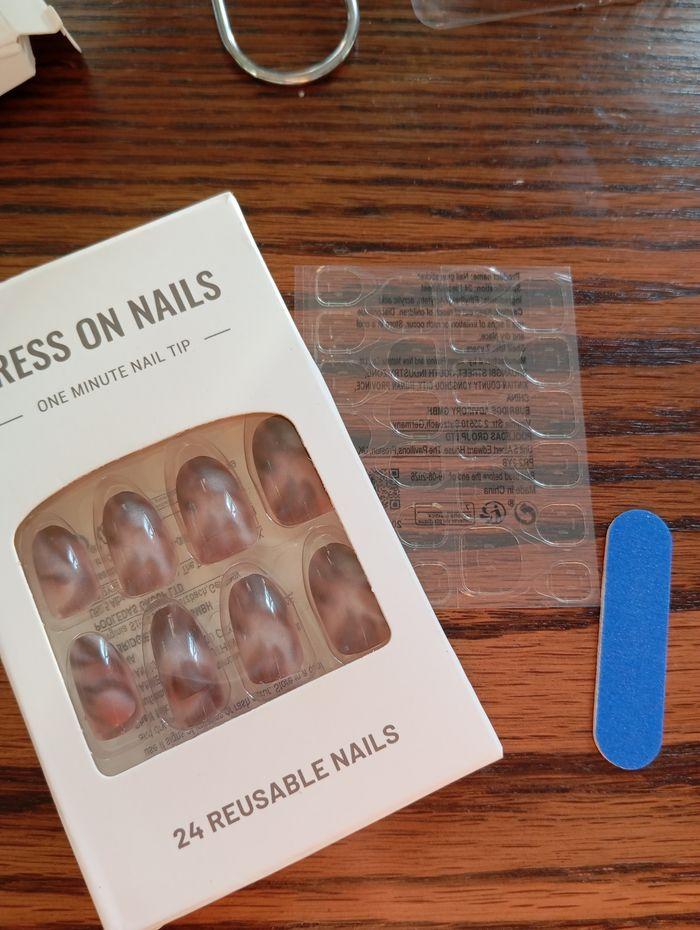 Lot 3.  Kit press on nails faux ongle + gel pads - photo numéro 3