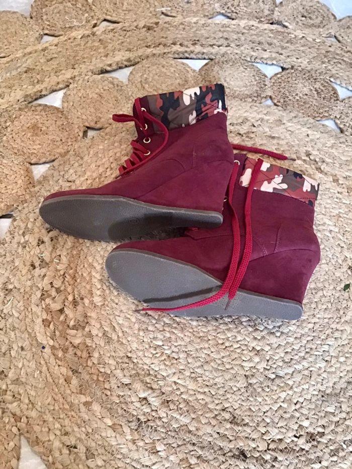 Paire de bottine compensée bordeaux et dessus camouflage taille 38 - photo numéro 4