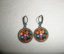 Boucles d'oreilles dormeuses cabochon fleurs,  perles bleues